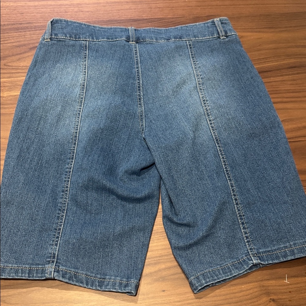 D. Jeans Bermuda shorts - Picture 4 of 4